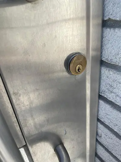 How long does it take for a locksmith to pick a lock